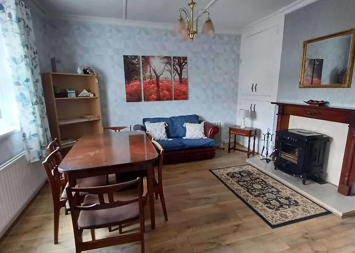 Home-sleeps 6 -private Garden