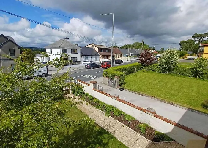 Home-sleeps 6 -private Garden * Abbeyfeale