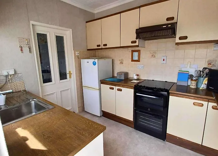 Home-sleeps 6 -private Garden Semesterbostad