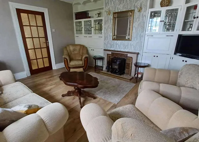 Nyaraló Home-sleeps 6 -private Garden