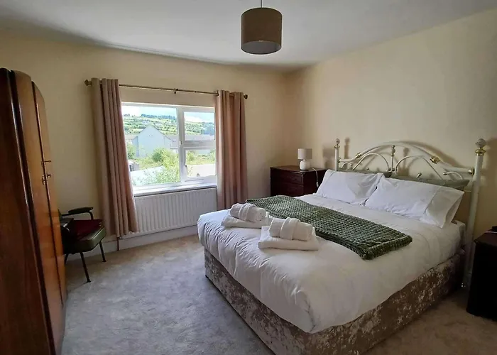 Nyaraló Home-sleeps 6 -private Garden